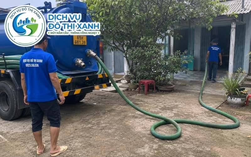 Kỹ thuật viên khảo sát thực tế trước khi báo chi phí hút hầm cầu Cái Nước