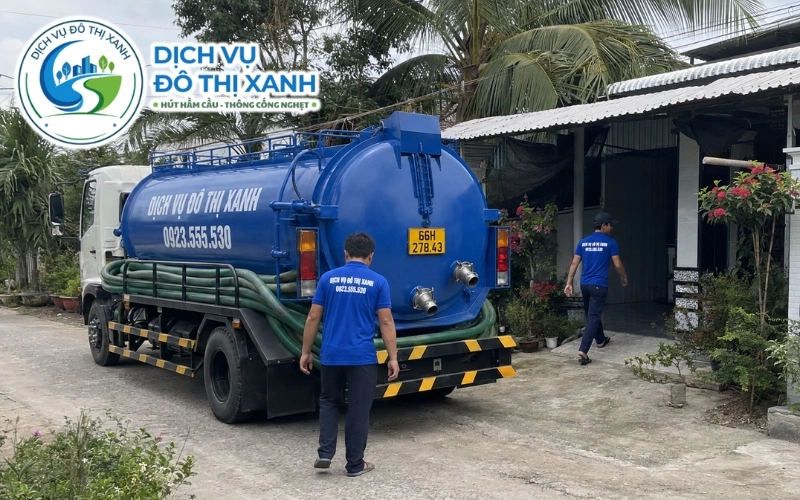 Kỹ thuật viên khảo sát và báo chi phí hút hầm cầu Lai Vung trước khi làm