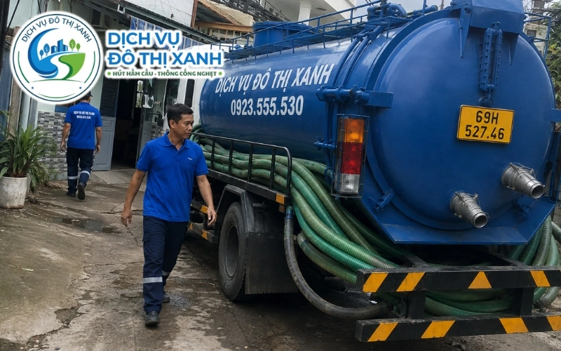 Kỹ thuật viên khảo sát thực tế trước khi báo chi phí hút hầm cầu Năm Căn