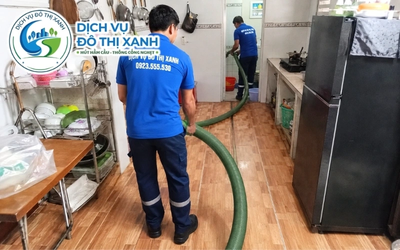 Kỹ thuật viên khảo sát thực tế trước khi báo chi phí hút hầm cầu Phú Tân