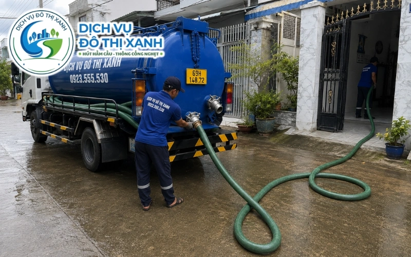 Kỹ thuật viên khảo sát thực tế trước khi báo chi phí hút hầm cầu Thới Bình