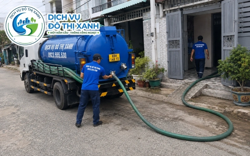 Kỹ thuật viên khảo sát trước khi báo chi phí hút hầm cầu tại Trần Văn Thời
