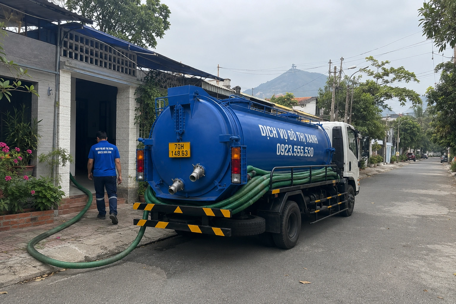 Kỹ thuật viên khảo sát thực tế trước khi báo chi phí hút hầm cầu Trảng Bàng