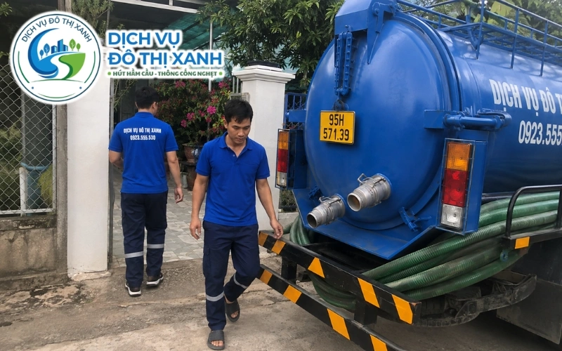 Kỹ thuật viên khảo sát thực tế trước khi báo chi phí hút hầm cầu Vị Thanh