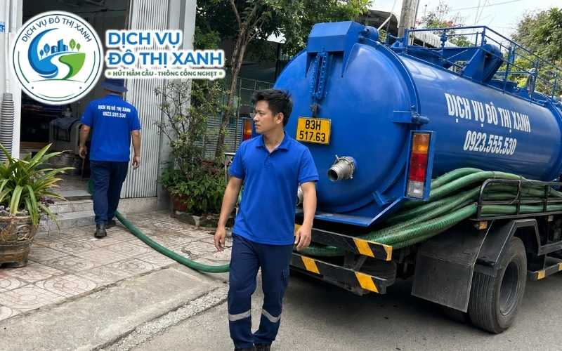 Xe bồn Đô Thị Xanh hút hầm cầu ven vuông tôm tại Mỹ Xuyên và chở chất thải đúng nơi