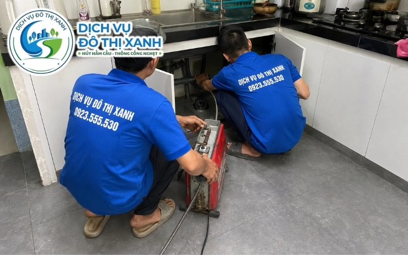 Kỹ thuật viên hướng dẫn chủ nhà Gò Công chừa nắp thăm cống trước khi lát nền mới