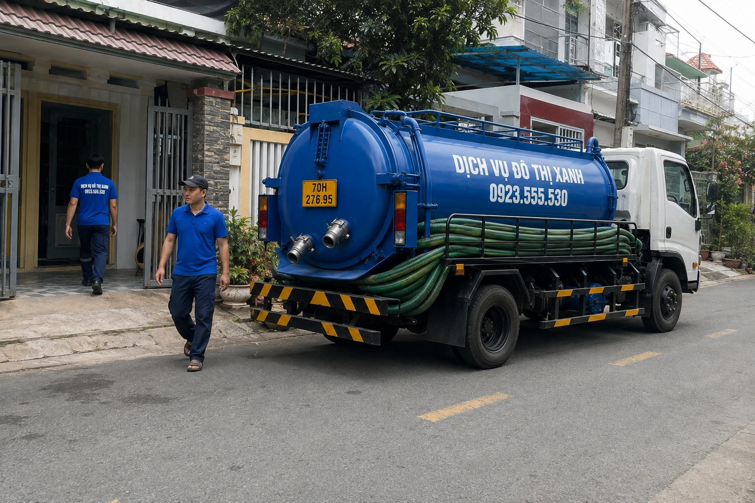 Gia chủ dọn thoáng lối để đội Đô Thị Xanh kéo ống hút hầm cầu tại Dương Minh Châu