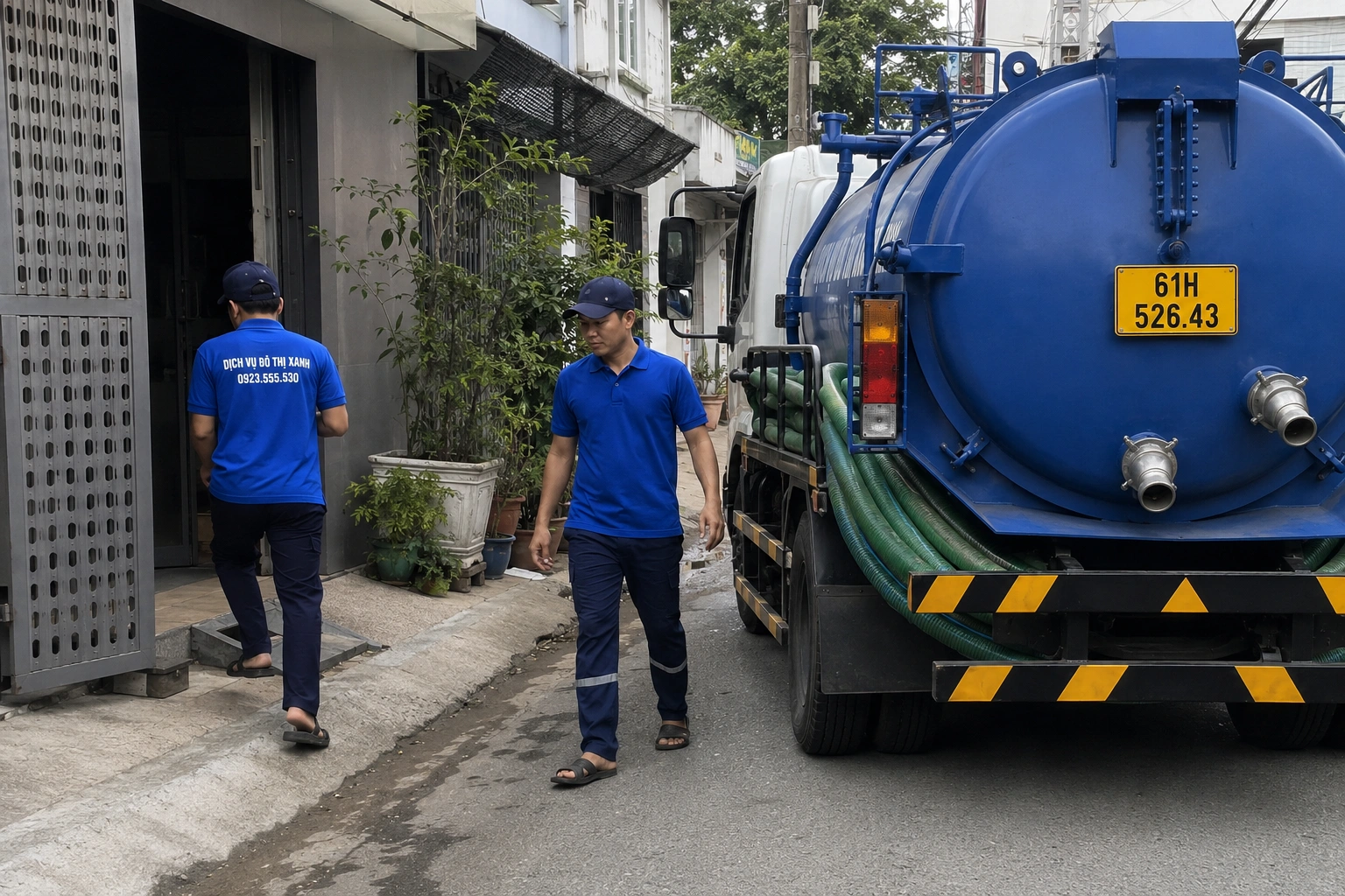 Đội Đô Thị Xanh chuẩn bị chứng từ và biên bản hút hầm cầu cho doanh nghiệp tại Thủ Dầu Một