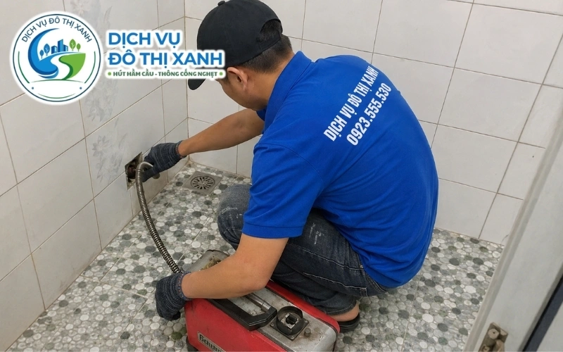 Nhân viên Đô Thị Xanh nạo cống chợ và khơi rãnh xóm biên tại Vĩnh Hưng