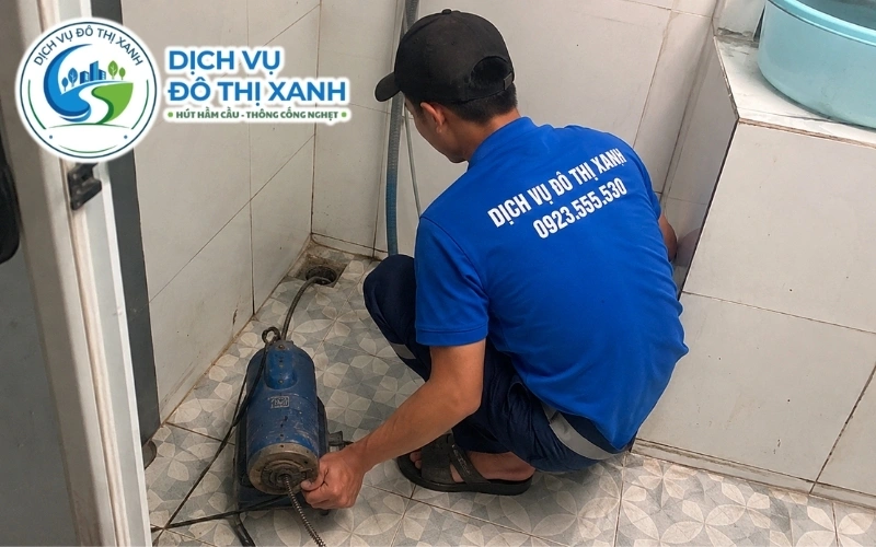 Kỹ thuật viên Đô Thị Xanh kiểm tra cống bị rơm rạ và bùn đất gây nghẹt tại Thạnh Trị