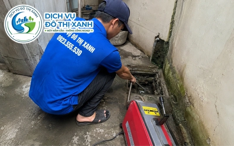 Nhân viên kiểm tra cống vùng gò mía và dải thấp ven Vàm Cỏ Đông tại Đức Huệ