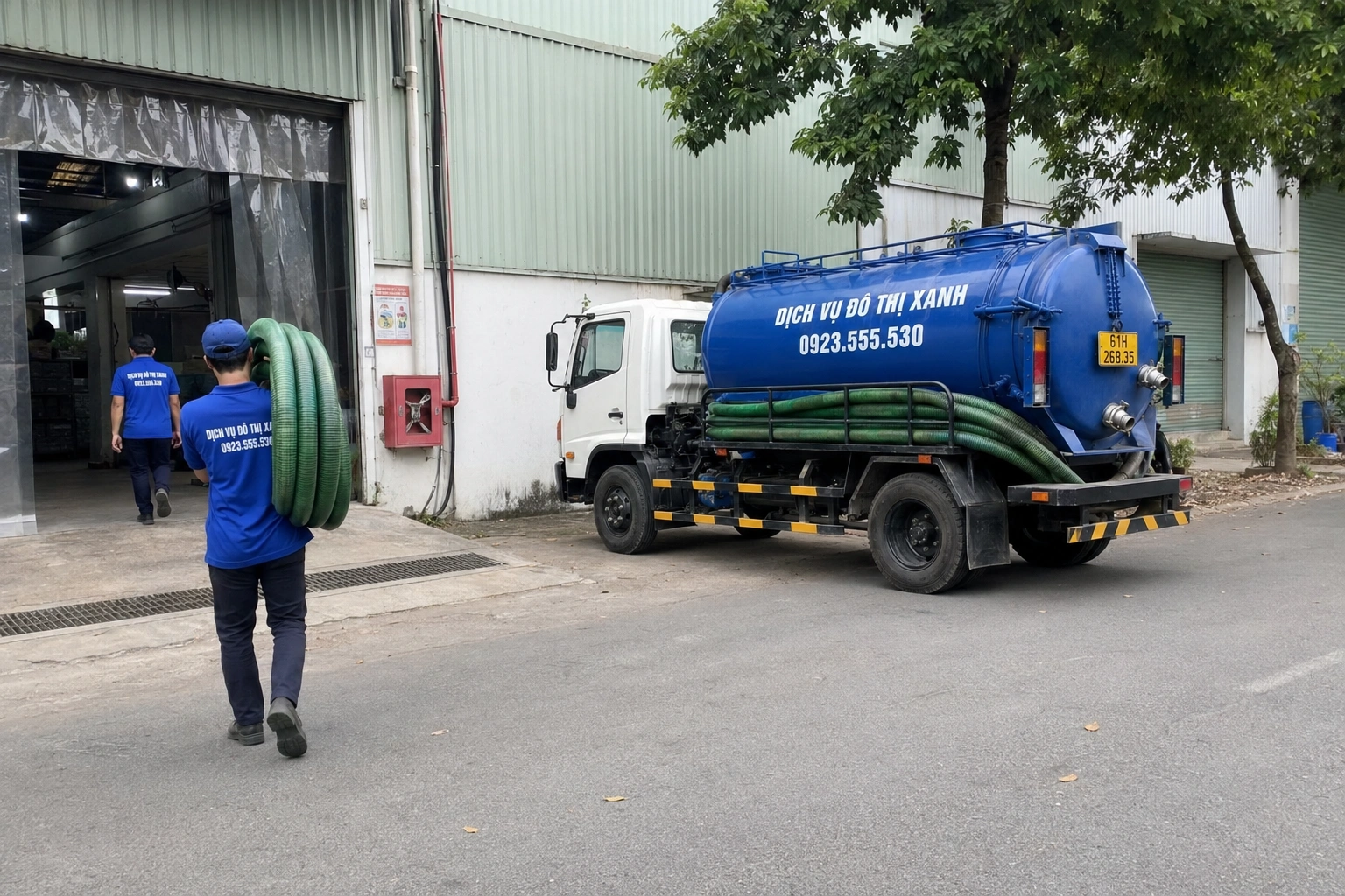 Nhân viên Đô Thị Xanh tiếp nhận thông tin đường vào và vị trí hầm khi đặt lịch tại Dầu Tiếng