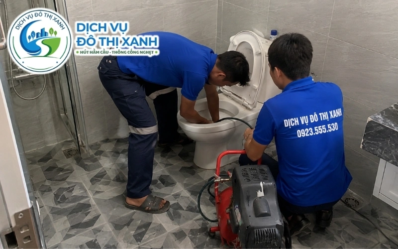 Kỹ thuật viên kiểm tra dấu hiệu bồn cầu sắp tắc tại Vũng Liêm