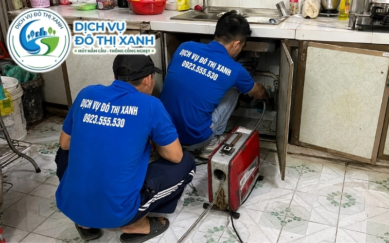 Kỹ thuật viên xác định dấu hiệu cống nghẹt thật tại nhà dân Đầm Dơi