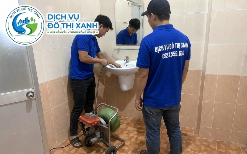 Kỹ thuật viên kiểm tra dấu hiệu cống nhà ven sông Trà Ôn bị tắc và triều dội ngược