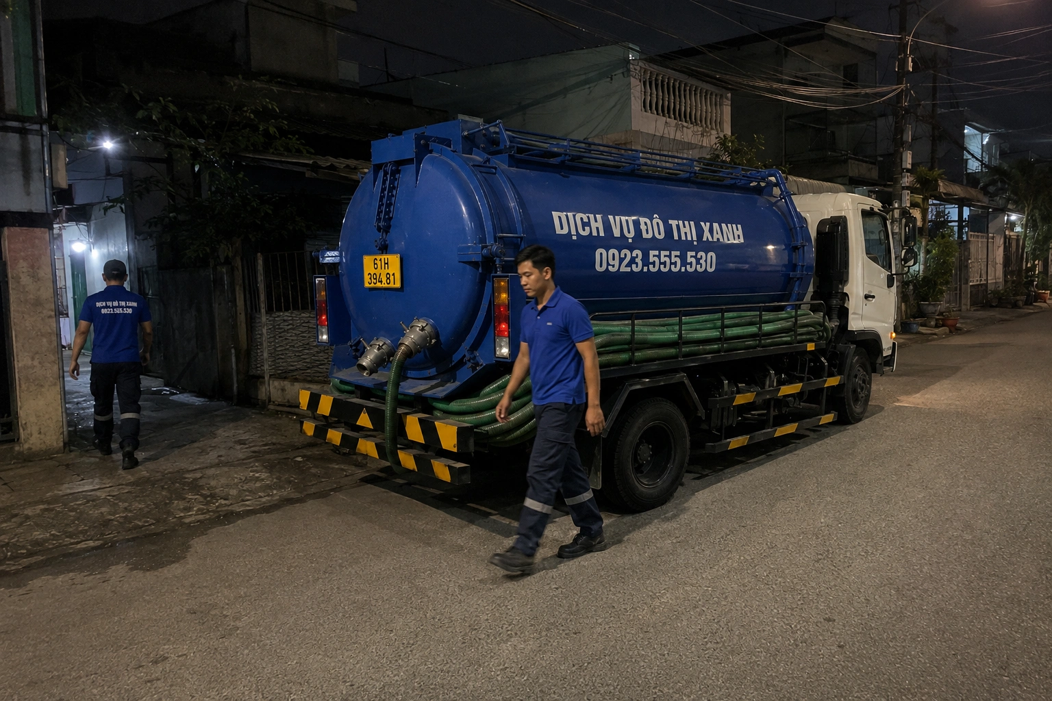Nhân viên Đô Thị Xanh kiểm tra mực nước và dấu hiệu đáy hầm thấm bị bịt tại Phú Giáo