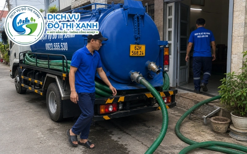 Kỹ thuật viên Đô Thị Xanh kiểm tra các dấu hiệu hầm cầu sắp đầy tại Cần Đước