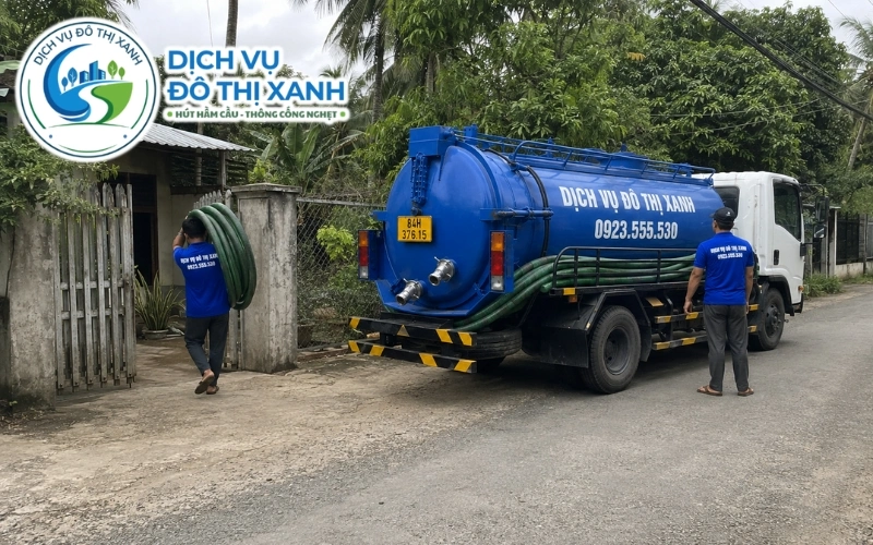 Kỹ thuật viên Đô Thị Xanh kiểm tra các dấu hiệu hầm cầu đã tới hạn tại Châu Thành