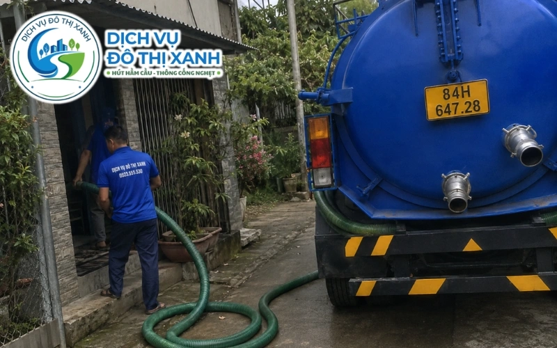 Hút hầm cầu Duyên Hải, Đô Thị Xanh có 2 điểm đặt xe 5 Kỹ thuật viên Đô Thị Xanh kiểm tra các dấu hiệu hầm cầu tới hạn tại nhà gần biển Duyên Hải