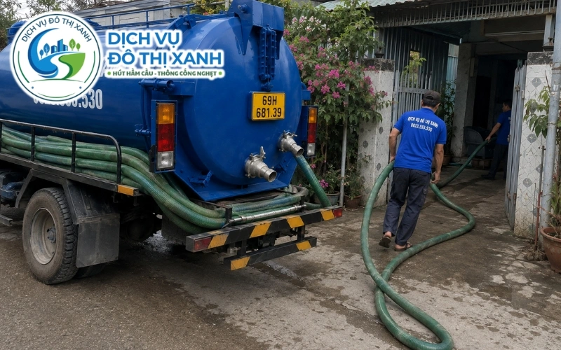 Kỹ thuật viên kiểm tra dấu hiệu hầm cầu đầy tại nhà ven rừng đước Ngọc Hiển