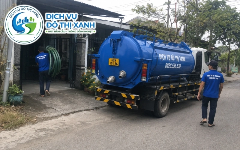 Kỹ thuật viên kiểm tra các dấu hiệu hầm cầu đầy tại nhà dân Sa Đéc