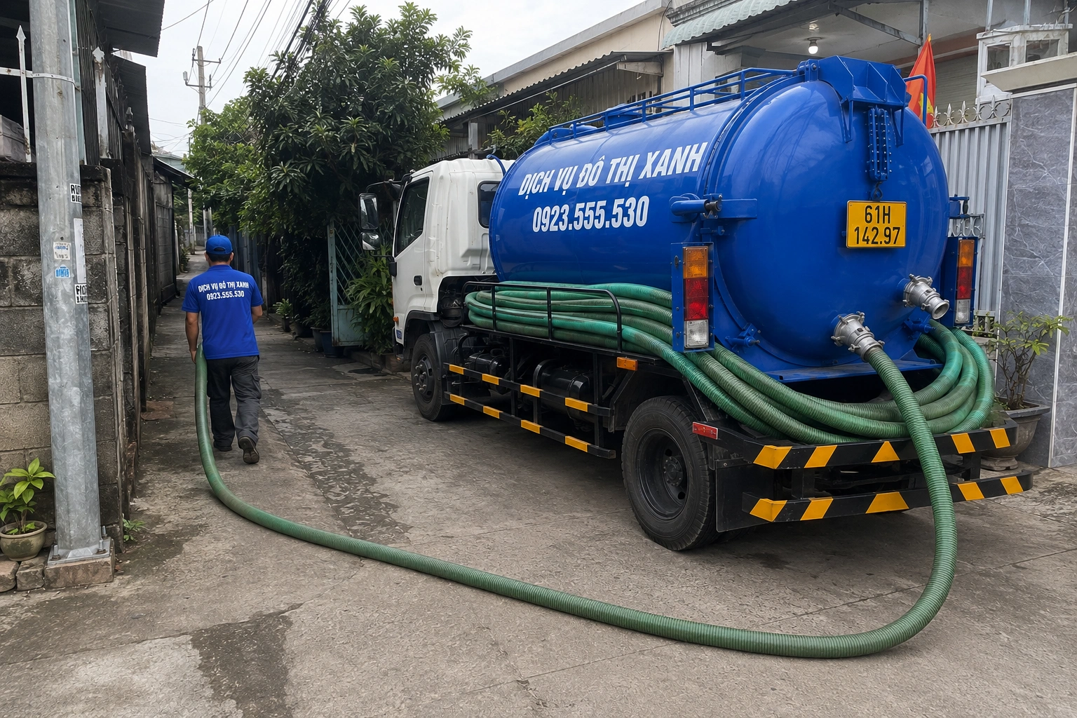 Hút hầm cầu Bàu Bàng, Đô Thị Xanh kiểm hầm mới trong 1 buổi 2 Kỹ thuật viên Đô Thị Xanh kiểm tra dấu hiệu hầm cầu nhà mới tại Bàu Bàng