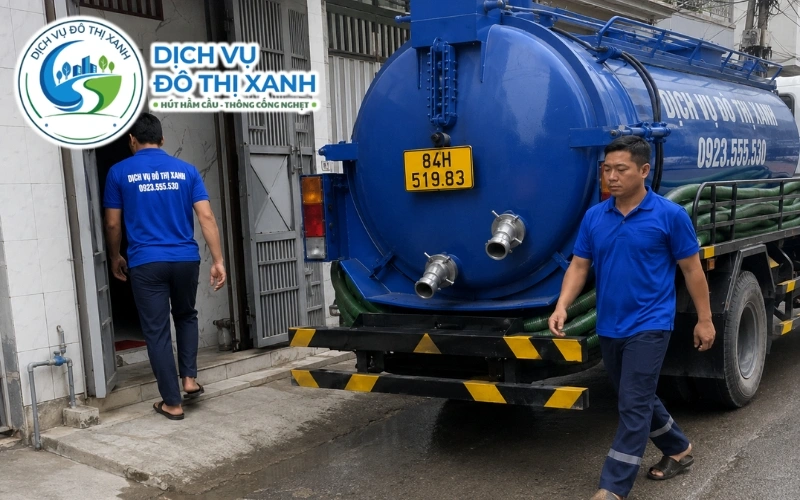 Kỹ thuật viên Đô Thị Xanh kiểm tra các dấu hiệu hầm cầu quá tải tại Trà Cú