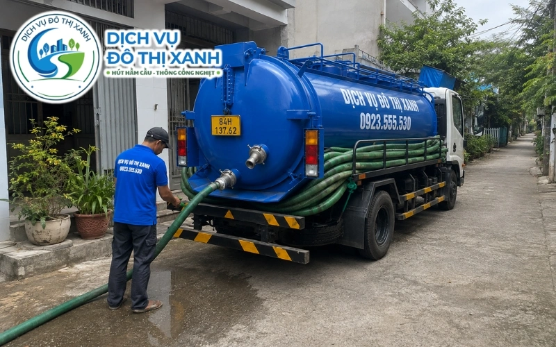 Kỹ thuật viên Đô Thị Xanh kiểm tra các dấu hiệu hầm cầu sắp đầy tại Càng Long