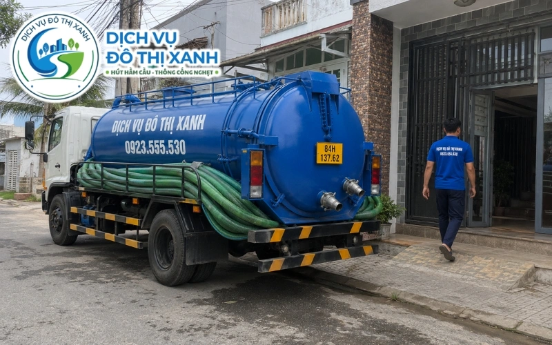 Kỹ thuật viên kiểm tra dấu hiệu hầm cầu sắp đầy tại nhà vườn Cầu Kè
