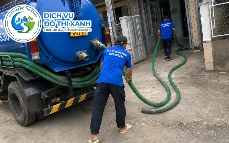 Gia đình tại Thủ Thừa kiểm tra các dấu hiệu cho thấy hầm cầu sắp đầy