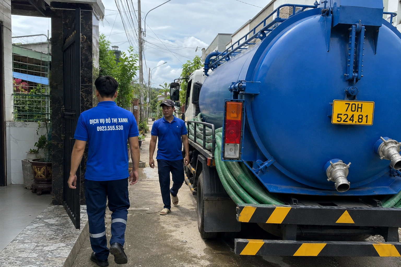 Kỹ thuật viên kiểm tra các dấu hiệu hầm cầu sắp quá tải tại nhà dân Gò Dầu