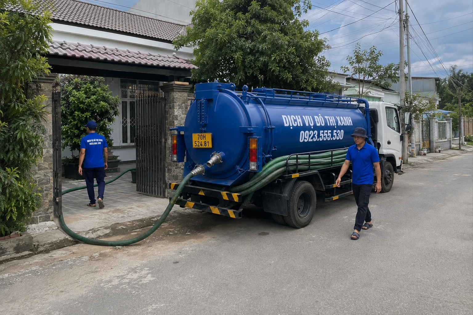 Kỹ thuật viên Đô Thị Xanh kiểm tra các dấu hiệu hầm cầu sắp tràn tại Hòa Thành