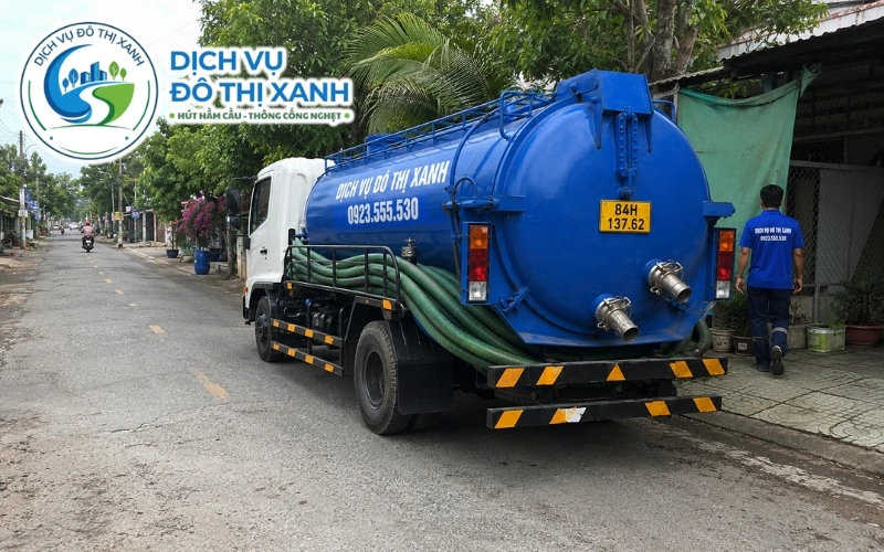 Kỹ thuật viên kiểm tra các dấu hiệu hầm cầu sắp đầy và trào tại Tiểu Cần