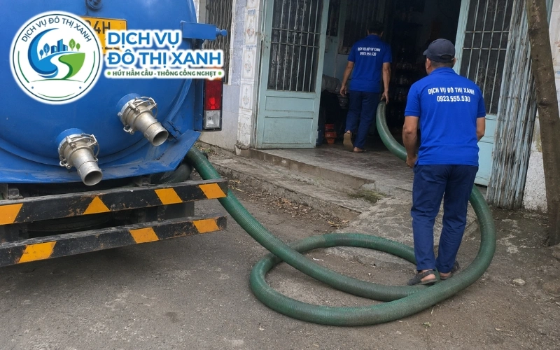 Kỹ thuật viên kiểm tra dấu hiệu hầm cầu tới hạn tại nhà nền cát ở Cầu Ngang