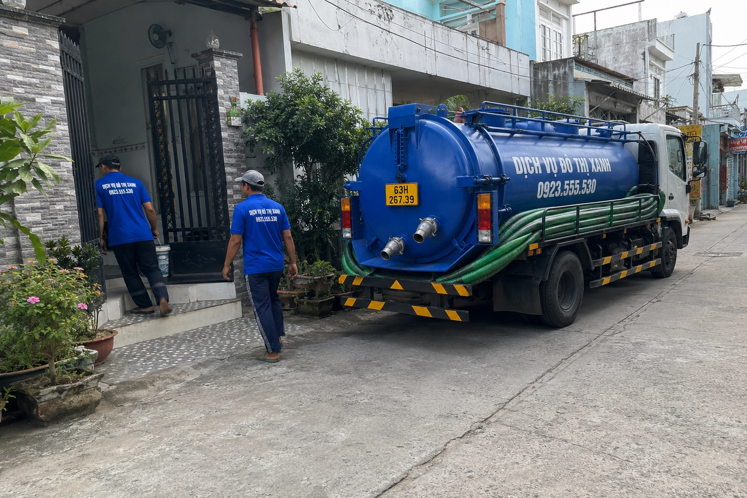 Kỹ thuật viên hướng dẫn người thuê trọ nhận biết dấu hiệu hầm cầu đầy tại Châu Thành