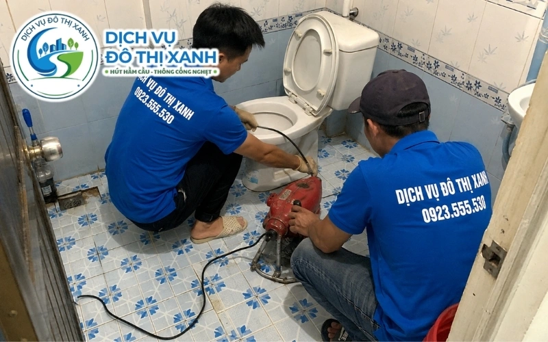 Kỹ thuật viên Đô Thị Xanh kiểm tra dị vật cứng mắc trong bồn cầu tại An Biên