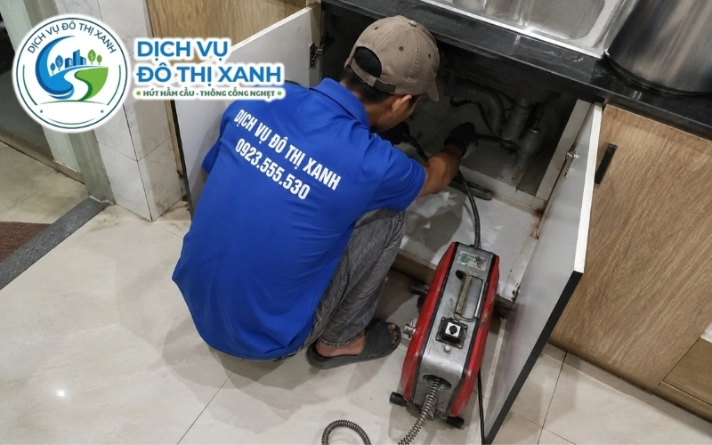 Kỹ thuật viên Đô Thị Xanh kiểm tra dị vật gây nghẹt bồn cầu phòng trọ tại Châu Thành