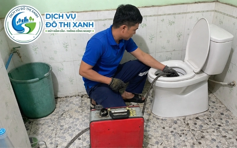 Đồ chơi trẻ nhỏ bị kẹt trong bồn cầu tại nhà dân Long Hồ