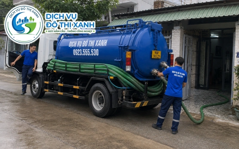 Kỹ thuật viên đo lớp cặn để hút hầm cầu đón đầu mùa nước tại Ngã Bảy