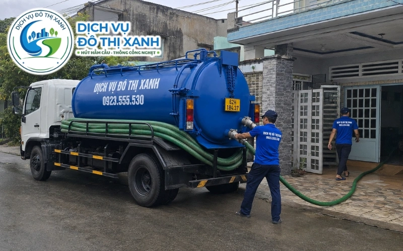 Nhân viên đo thể tích hầm để chọn xe hút phù hợp tại Tân Hưng