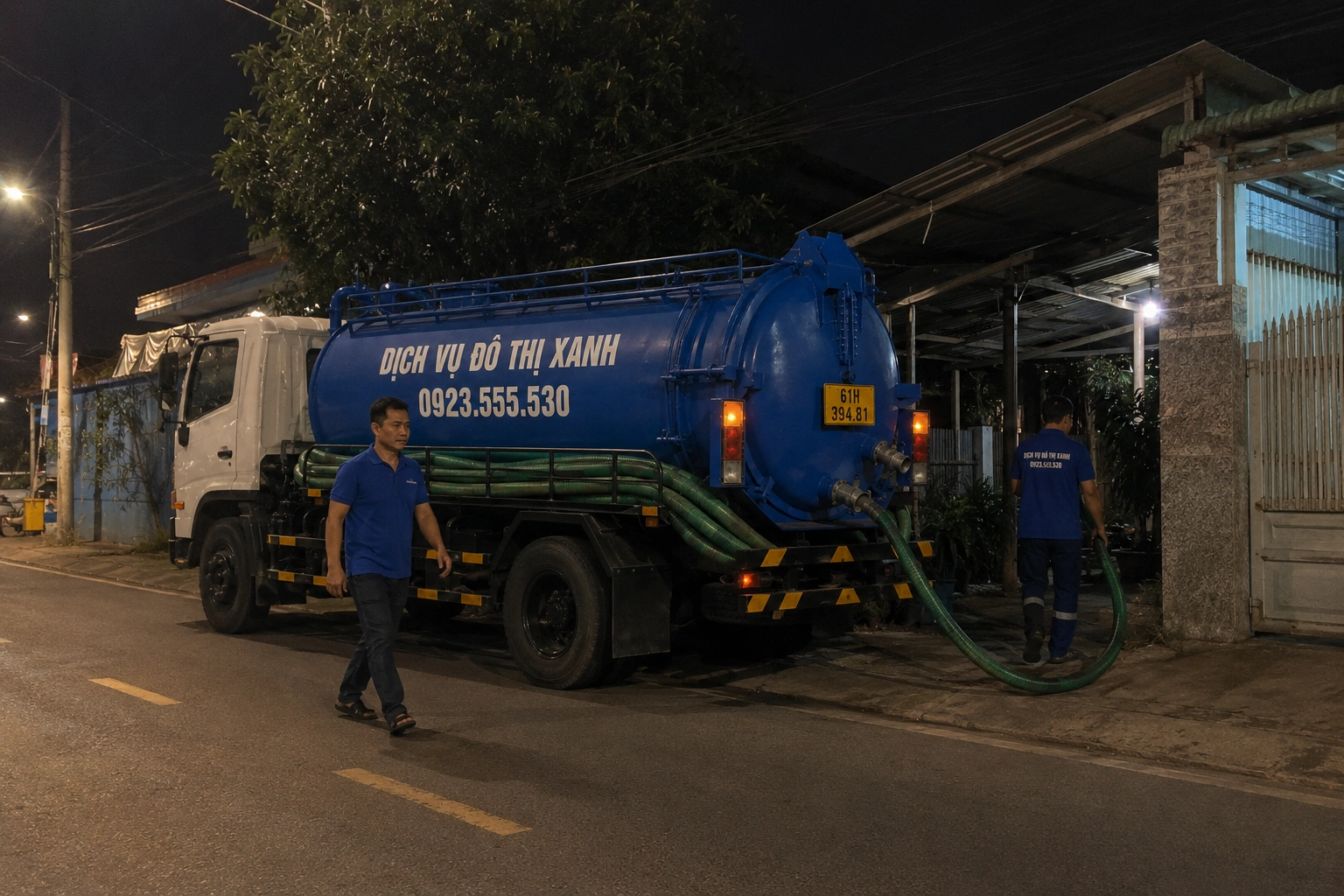 Kỹ thuật viên Đô Thị Xanh dò tìm nắp hầm nằm dưới nền hoàn thiện tại Thủ Dầu Một