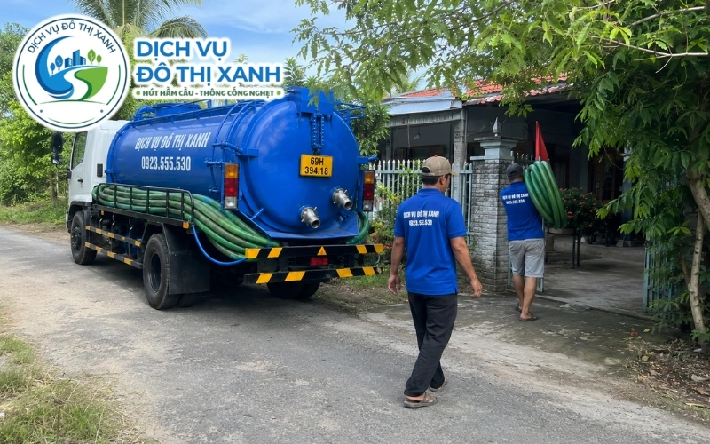 Nhân viên Đô Thị Xanh đưa máy hút hầm cầu xuống ghe để phục vụ nhà ven kênh Đầm Dơi
