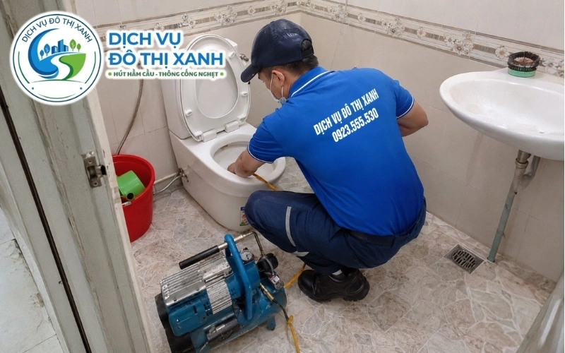 Kỹ thuật viên hướng dẫn khi nào dùng pittong và khi nào cần gọi thợ tại Mỹ Xuyên