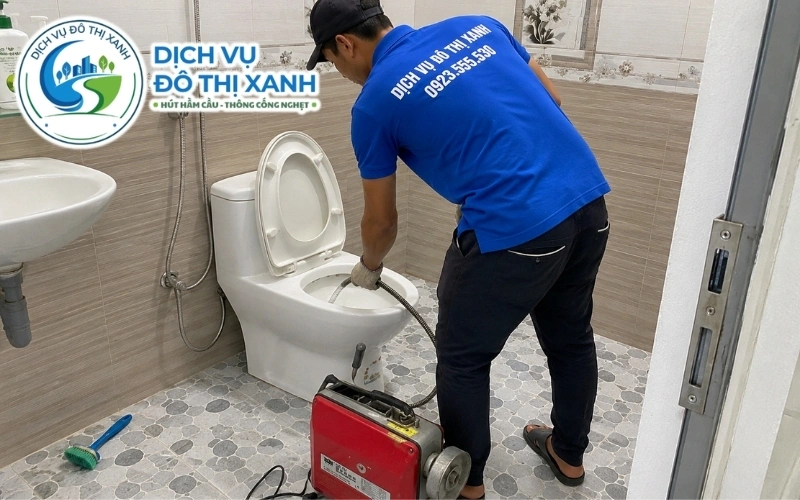 Người dân dùng pittong xử lý tình trạng bồn cầu nghẹt nhẹ tại Tân Hưng