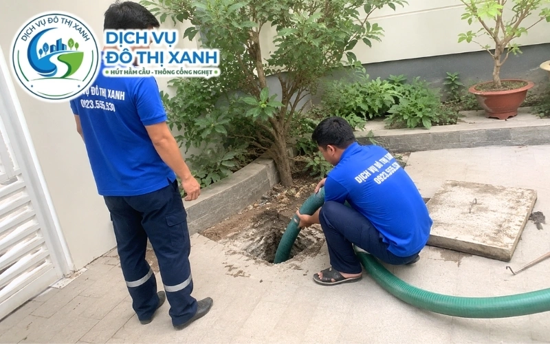 Hút hầm cầu Mỹ Tho, Đô Thị Xanh nhận ca đêm, báo giá 1 lần 9 Nhân viên quay video ca hút hầm cầu dãy trọ tại Mỹ Tho để chủ nhà duyệt từ xa