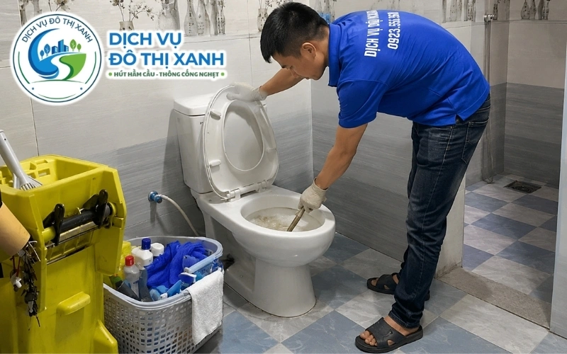 Kỹ thuật viên Đô Thị Xanh dùng kìm đầu cong gắp nùi giẻ khỏi bồn cầu tại Trần Đề