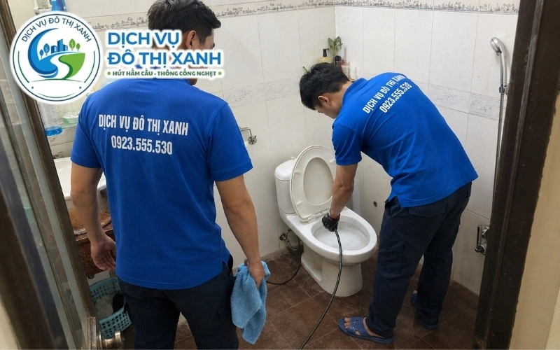 Đội thợ Đô Thị Xanh gắp xe đồ chơi bị kẹt khỏi bồn cầu nhà dân Long Hồ