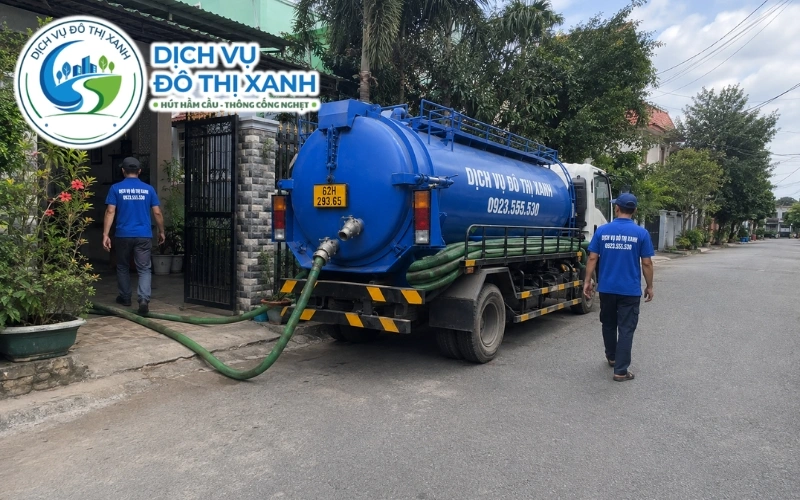 Xe Đô Thị Xanh ghép chuyến hút hầm cầu cho hai hộ dân tại Thạnh Hóa