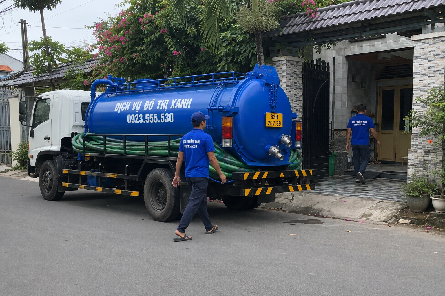 Kỹ thuật viên Đô Thị Xanh kiểm tra ron nắp và ống thông hơi để giảm mùi hầm cầu tại Gò Công Đông