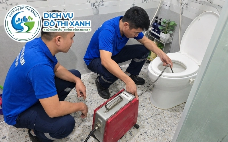 Kỹ thuật viên xử lý lớp giấy bết gây nghẹt đường ống thoát chung tại Tân Thạnh